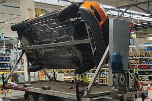 Borulás szimulátor - Biztonságos körülmények közötti borulás szimulálására, valós személyautóval.